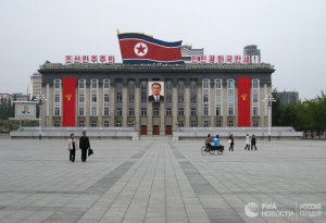 КНДР с негодованием отвергла идею экономической помощи в обмен на денуклеризацию. Центральная партийная газета КНДР призвала СМИ и высокопоставленных чиновников США «прекратить нести чушь»