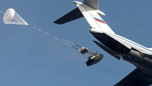 "На такое способны только русские". Как сбрасывают бронетехнику с людьми