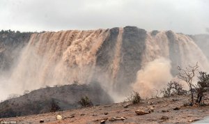 Наводнение в пустыне: на Оман обрушился шторм, и кадры действительно впечатляют