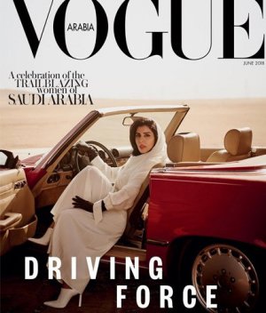 На обложке арабского глянца Vogue Arabia впервые появилось фото женщины за рулем