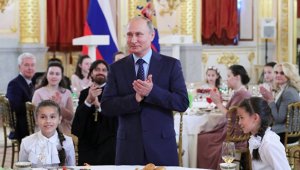 "Напугали сладкого": Путин прервал свое выступление из-за плача ребенка