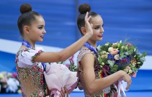 Россиянка Арина Аверина победила на ЧЕ по художественной гимнастике в личном многоборье (Второе место заняла ее родная сестра Дина Аверина, третье - представительница Белоруссии Екатерина Галкина)