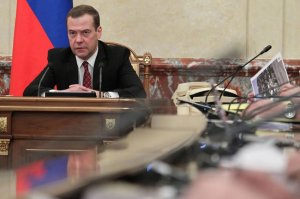 Кабмин РФ в 2019 году введет возвратный акциз на нефть и повысит пошлины на топливо