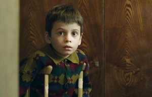 [Слабаки-неудачники] Бей лежачего, чтоб встал и пошёл: на «Кинотавре» показали фильм-преступление о том, что детский церебральный паралич - это лишь «Временные трудности» от недостатка морального духа