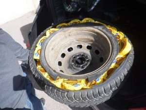 На границе выловили нашпигованную финским сыром покрышку. Россиянин за рулём "Форд Фокус", закупившийся в Финляндии сыром и маслом, так и не довёз до дома купленный товар, несмотря на конспирацию