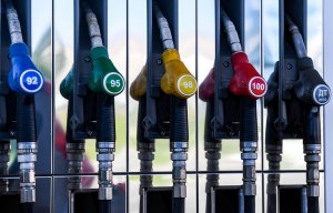 Минфин предложил поднять экспортную пошлину на топливо до 90% в случае роста цен на бензин  (Правительство сможет применить этот механизм для стабилизации ситуации на рынке)