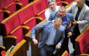 (баланс изменников и террористов) В Раде нардепы подрались из-за Сенцова