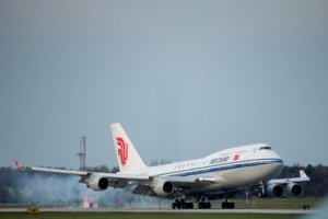 Самолет с Ким Чен Ыном в полете сменил курс и номер рейса