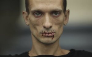 В Париже прошла акция в поддержку российского акциониста Петра Павленского.