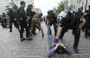 Почти 60 противников акции ЛГБТ-сообщества задержаны в Киеве