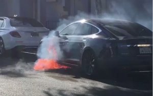 (Карточный Тесла) Режиссер Карточного домика едва не сгорел в Tesla