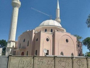 Ворота крымской мечети изрисовали свастикой