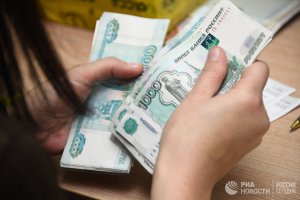 Рост числа кредитов россиян с доходом в 30-40 тысяч рублей - тревожный сигнал для власти. Директор Института экономики РАН: во времена массовой бедности россиянам нечего откладывать на черный день