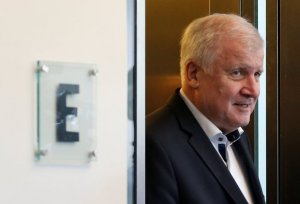 Срок ультиматума истек: мигранты сгубили Меркель. Глава МВД Германии и председатель партии ХСС уходит в отставку, тем самым поставив под угрозу коалиционное правительство и будущее канцлера ФРГ