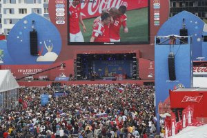 [«Мы мечтою о мире живём»] Без права на радость: либералы запретили нам отмечать спортивные победы российских футболистов, а представители оппозиции превратили всеобщее ликование в «массовый психоз»