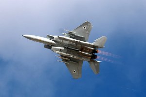 Сирийская ПВО подбила израильский самолёт, отражая атаку на авиабазу в Хомсе