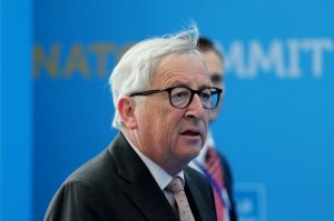 Глава ЕК Юнкер не мог передвигаться без посторонней помощи на саммите НАТО  (В сети появилось видео, на котором видно как еврокоммисара поддерживают участники саммита)