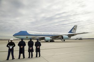 Трамп захотел перекрасить президентский самолет в бело-сине-красный