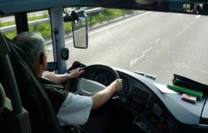 Полицейский из Севастополя на ходу остановил автобус с потерявшим сознание водителем