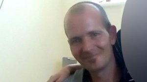 Отравленный Новичком Чарли Роули неожиданно быстро выписан из больницы, а его подругу умертвили отключив от искусственной вентиляции лёгких