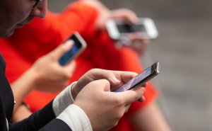 ФАС предложила сделать обязательной установку на смартфоны российского ПО