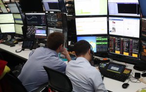 Эксперты допускают падение рубля на 15% при введении США санкций против госдолга РФ