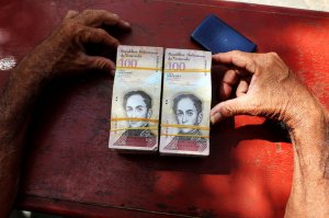 Венесуэла сдалась: в стране разрешили обменивать валюту по черному курсу, в ходе девальвации с новых купюр убрали пять нулей, инфляция за год достигнет миллион процентов, но от дефолта это не спасет