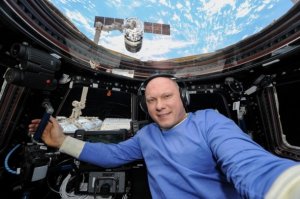Российский космонавт несколько лет вёл YouTube-канал, который почти не смотрели. Но на него обратил внимание Reddit. Англоязычные пользователи назвали видеоблог недооценённым и подняли ему просмотры