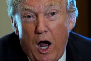 The Washington Post: экс-сотрудница Белого дома застала Трампа за поеданием секретной записки