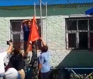 Полиция задержала сельчан, которые водрузили на администрацию флаг СССР