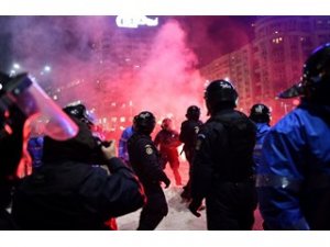 В Румынии Майдан: Протестующие в Бухаресте пошли на штурм правительства / Империя