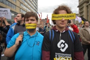 Власти РФ противоречиво высказались о правилах пересказа мемов