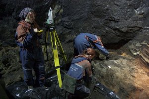 В чем уникальность Денисовой пещеры, и какие находки привлекают ученых