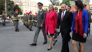 Главе австрийского МИД предложили уйти в отставку из-за приглашения Путина