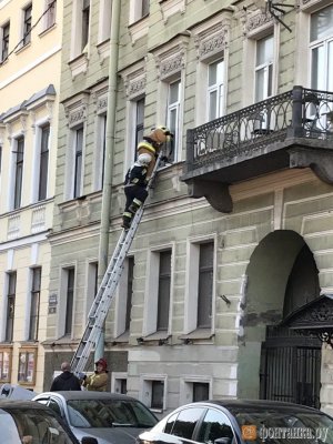 В Санкт-Петербурге на Фонтанке мужчина занимается альпинизмом с простыней. МЧС лезет к нему в окно