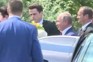 Путин с букетом цветов прибыл на свадьбу главы МИД Австрии