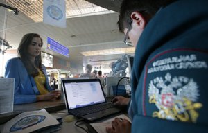 Переданные приставам долги по кредитам россиян достигли 2 трлн рублей. Как отмечает ФССП, переданная приставам сумма долгов перед банками сравнима с объемом годового бюджета Москвы
