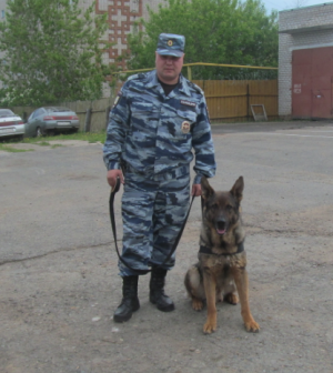 В Прикамье полицейский нашел в лесу заблудившуюся женщину с ребенком и вынес их на руках
