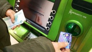 Помог пенсионерке снять деньги в банкомате. И заодно перевел себе 58 тысяч