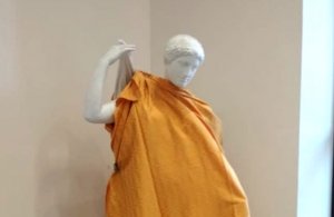 В новосибирском вузе прикрыли статуи голых женщин — туда пришла делегация РПЦ