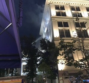В Москве загорелось здание Центробанка.  Пожарным удалось оперативно потушить огонь, в результате инцидента никто не пострадал