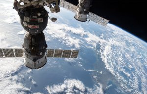 Космонавты начали ремонт повреждений "Союза" без участия коллег из США
