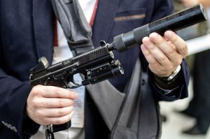 Почему смертей от огнестрельного оружия больше в мирное время, чем на войне