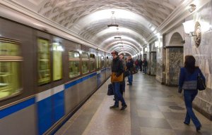 Неизвестный застрелил полицейского на станции метро "Курская" в Москве
