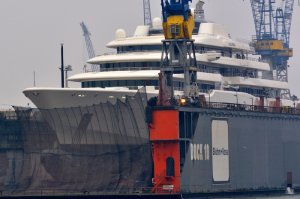 От стариков требуют жертв те, кто сам на них идти не собирается