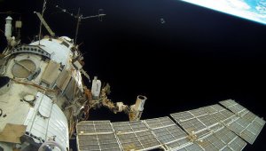 Психически неустойчивый космонавт мог просверлить дыру в МКС, заявили в ГД