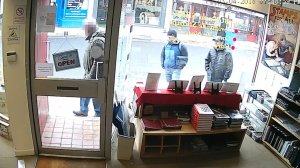 Появилось  видео двух мужчин, которых  власти  Британии  обвиняют  в отравлении  Скрипалей
