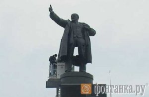 Фонтан из водопровода возле площади Ленина в Санкт-Петербурге на десять дней закрыл часть движения. Повреждена столетняя канализация