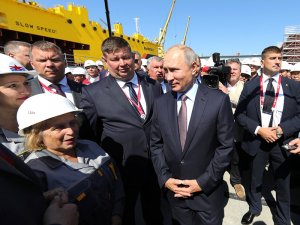 Путин не поверил работнице приморского завода "Звезда", рассказавшей о зарплате в 30 тысяч рублей. Кремль поспешил убрать текст разговора