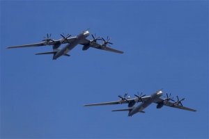 Американские F-22 перехватили и сопровождали два российских Ту-95 около Аляски ( самолеты РФ не нарушили границу воздушного пространства США и Канады)